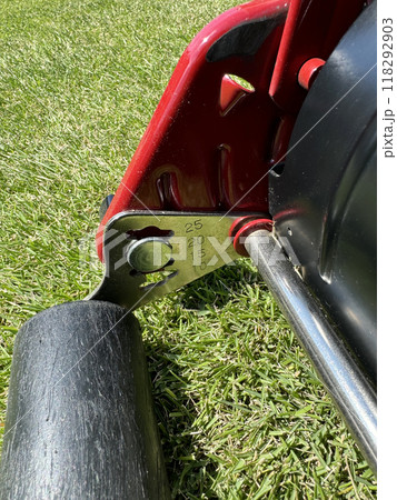 リール式芝刈り機の刈高調整 118292903