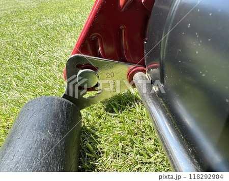 リール式芝刈り機の刈高調整 リール式芝刈り機の刈高調整 118292904