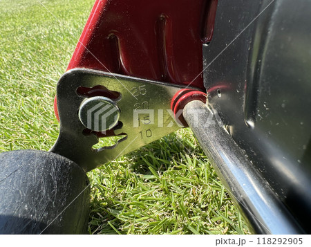 リール式芝刈り機の刈高調整 118292905