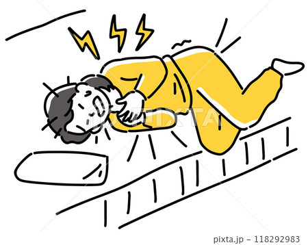 ベッド上で胸を押さえて苦しむ女性 118292983