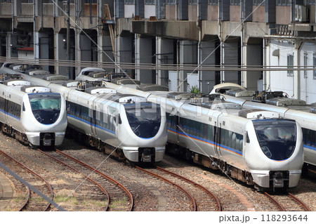 網干総合車両所宮原支所に留置中の車両：新塗装の特急しらさぎ・特急サンダーバード用683系電車 118293644