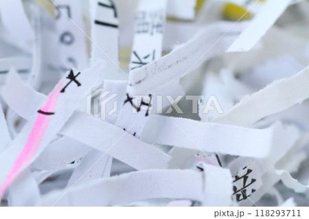 シュレッダーにかけられて破砕された文書のアップ 118293711