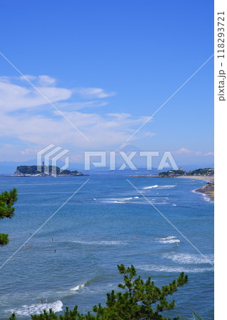 湘南・鎌倉の海と、美しい江ノ島の風景 118293721