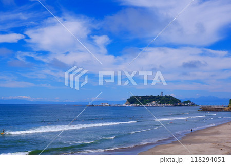 サーファーが波と戯れる夏真っ盛りの湘南・鎌倉の海と、美しい江ノ島の風景 118294051