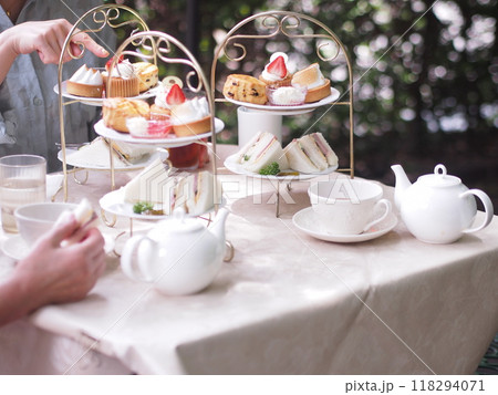 お庭で楽しむアフタヌーンティ 118294071