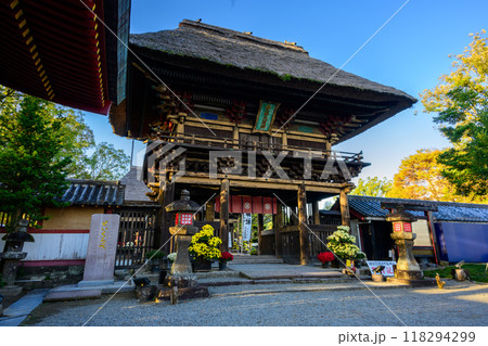 夕暮れ光芒に映える茅葺き屋根の楼門風景 青井阿蘇神社(国宝)人吉市 夕暮れ光芒に映える茅葺き屋根の楼門風景 青井阿蘇神社(国宝)人吉市 118294299