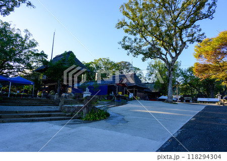 夕暮れ光芒を浴びている境内　拝殿・本堂風景　青井阿蘇神社（国宝）人吉市 118294304
