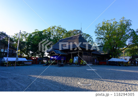 夕暮れ光芒を浴びている境内　拝殿・本堂風景　青井阿蘇神社（国宝）人吉市 118294305