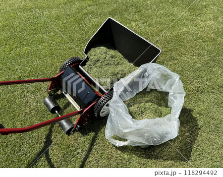 手動芝刈り機で刈り集めた芝生 118294492