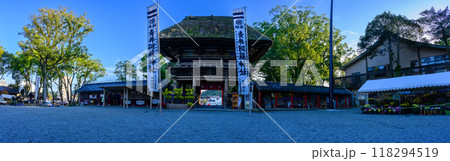 夕暮れ光芒に映える境内から観える茅葺き屋根の楼門と境内パノラマ風景　青井阿蘇神社（国宝）人吉市 118294519