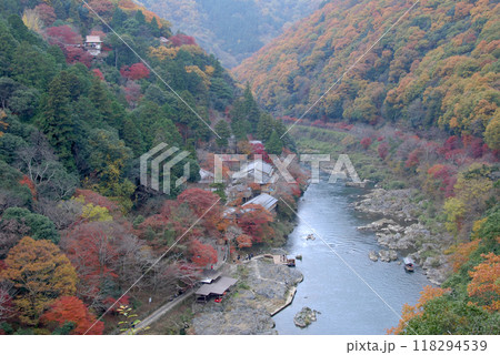 Autumn season in Kyoto 京都 嵯峨野 嵐山エリアの紅葉風景~紅葉の中を行く船 Autumn season in Kyoto 京都 嵯峨野 嵐山エリアの紅葉風景~紅葉の中を行く船 118294539