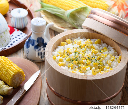 お櫃に入れた とうもろこしご飯 お櫃に入れた とうもろこしご飯 118294573