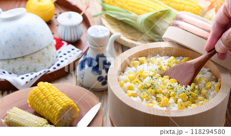 お櫃に入れた とうもろこしご飯 118294580