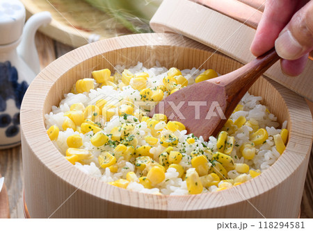 お櫃に入れた とうもろこしご飯 118294581
