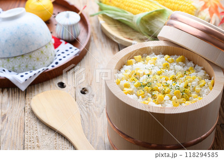 お櫃に入れた とうもろこしご飯 118294585