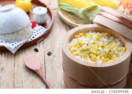 お櫃に入れた とうもろこしご飯 118294586