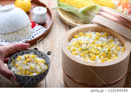 お櫃に入れた とうもろこしご飯 お櫃に入れた とうもろこしご飯 118294589