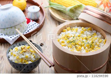お櫃に入れた とうもろこしご飯 お櫃に入れた とうもろこしご飯 118294590