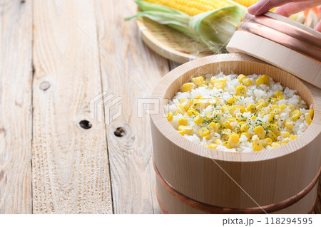 お櫃に入れた とうもろこしご飯 118294595