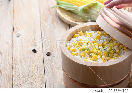 お櫃に入れた とうもろこしご飯 118294599