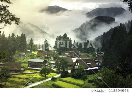 霧に包まれた農村 118294648