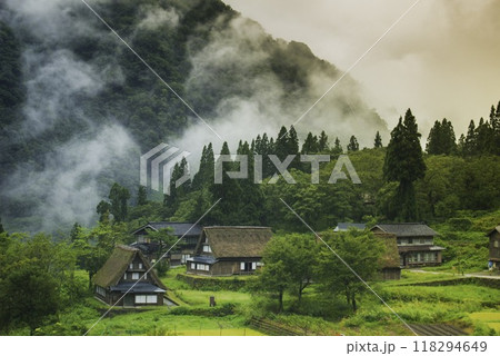 霧に包まれる白川郷 霧に包まれる白川郷 118294649