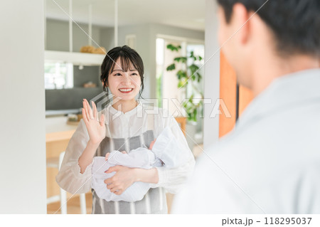 朝出勤する夫・旦那を笑顔で見送りする若いアジア人女性・妻 朝出勤する夫・旦那を笑顔で見送りする若いアジア人女性・妻 118295037