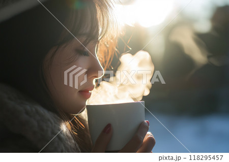 温かい飲み物を飲む女性 温かい飲み物を飲む女性 118295457