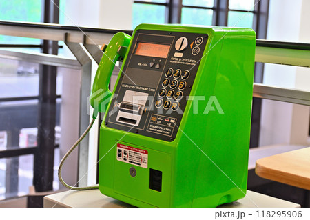 公共施設にある公衆電話 118295906