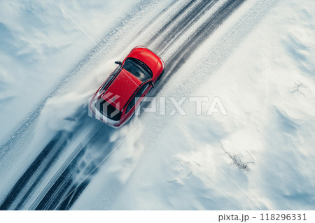 雪道をを走行するクルマ 118296331