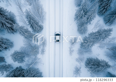 雪道をを走行するクルマ 118296333
