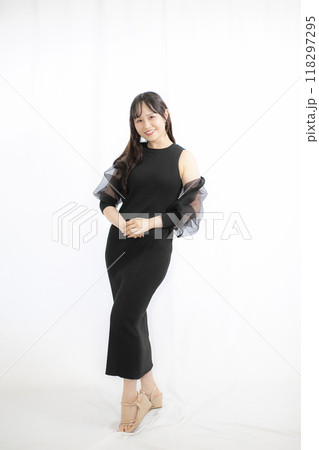 黒いドレス・ワンピースの若い女性 118297295