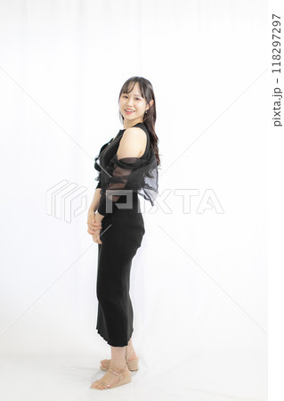 黒いドレス・ワンピースの若い女性 118297297