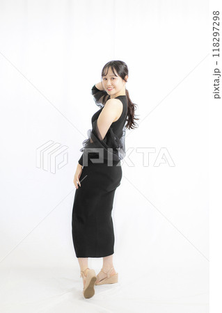 黒いドレス・ワンピースの若い女性 118297298