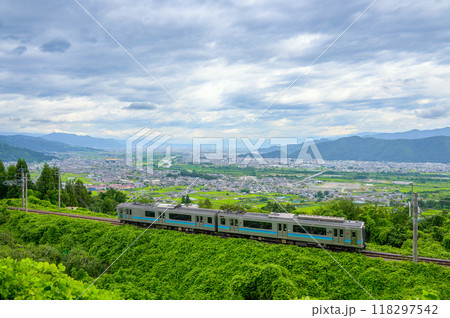 【姨捨駅近くから撮影】善光寺平と列車【日本三大車窓】 118297542