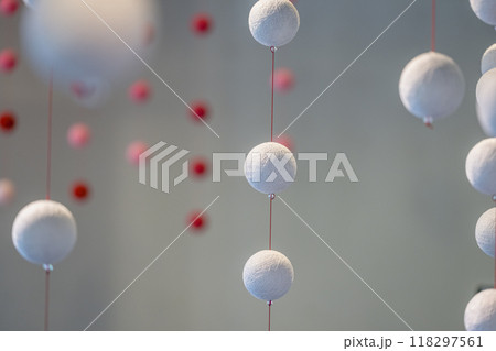 背景素材 宙に浮かぶ糸玉 118297561