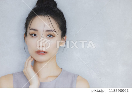 顔に手を当てて微笑む若い女性 顔に手を当てて微笑む若い女性 118298061