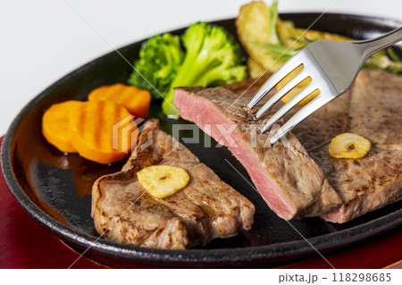 美味しそうに盛り付けられた牛ステーキ 118298685