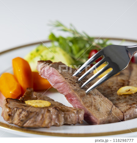 美味しそうに盛り付けられた牛ステーキ 美味しそうに盛り付けられた牛ステーキ 118298777