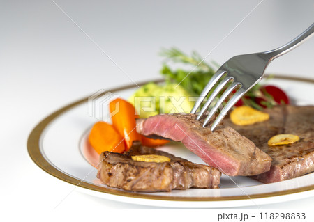 美味しそうに盛り付けられた牛ステーキ 118298833