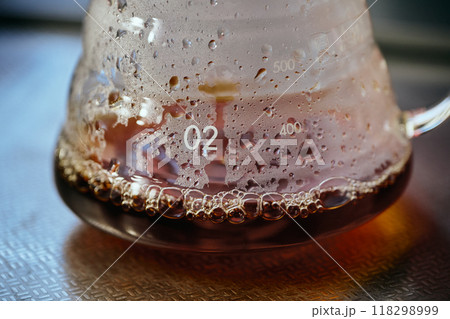 グラスサーバーに注がれるコーヒー グラスサーバーに注がれるコーヒー 118298999