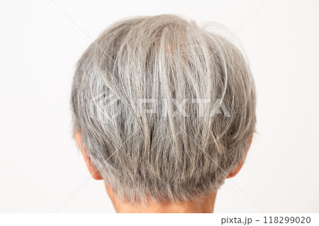 シニア女性のグレイヘア（白髪頭） 118299020