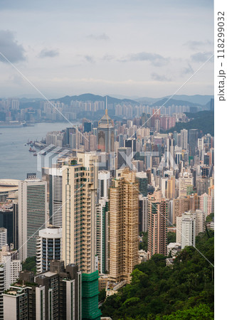 Stunning panoramic view of Hong Kong skyline from Victoria Peak during a cloudy afternoon 118299032