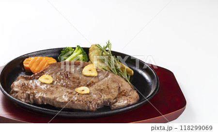 美味しそうに盛り付けられた牛ステーキ 美味しそうに盛り付けられた牛ステーキ 118299069
