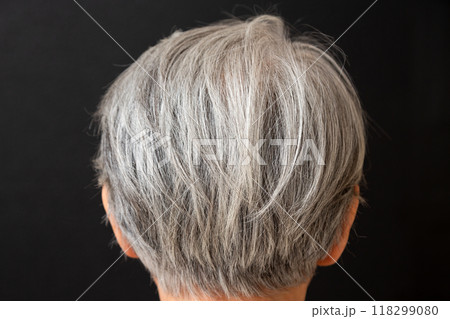 シニア女性のグレイヘア(白髪頭) シニア女性のグレイヘア(白髪頭) 118299080