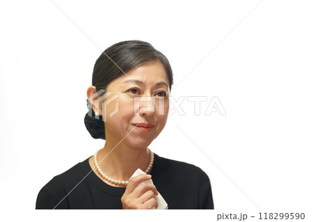 喪服を着て白いハンカチで涙をぬぐうしぐさの中年女性 118299590