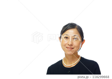 喪服を着て笑顔で指さす中年女性 118299668
