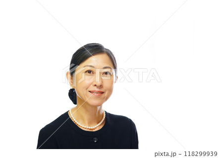 喪服を着てほほ笑む中年女性 118299939