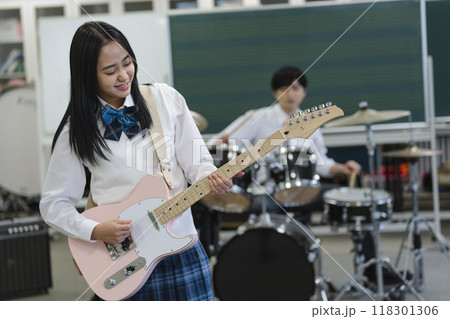 エレキギターを弾く女子高校生 撮影協力:有明教育芸術短期大学 エレキギターを弾く女子高校生 撮影協力:有明教育芸術短期大学 118301306