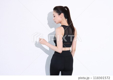 スポーツウェアの女性 118301572